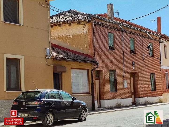 Fachada de la casa en venta en Paredes de Nava, Palencia.