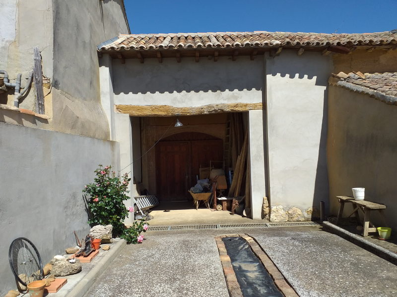 Oportunidad en Castromocho: Casa de 5 Habitaciones con Naves, Bodega y Patio Privado