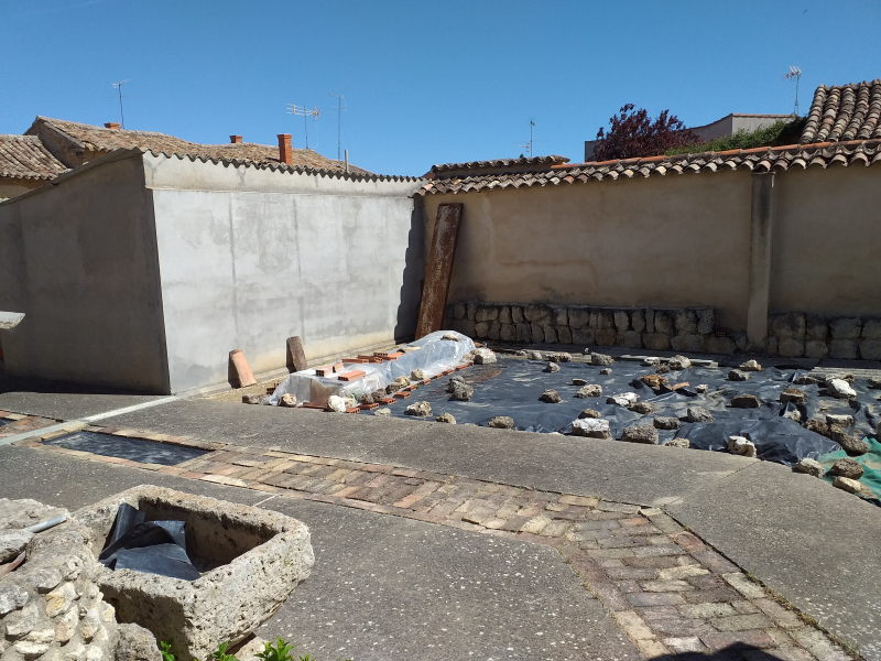 Oportunidad en Castromocho: Casa de 5 Habitaciones con Naves, Bodega y Patio Privado