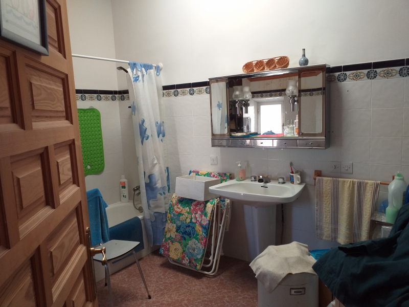 Oportunidad en Castromocho: Casa de 5 Habitaciones con Naves, Bodega y Patio Privado