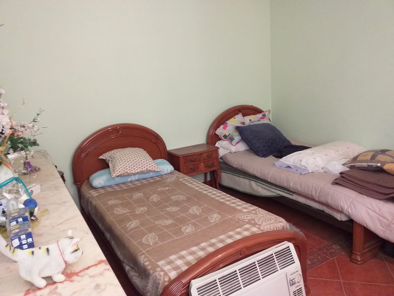 Oportunidad en Castromocho: Casa de 5 Habitaciones con Naves, Bodega y Patio Privado