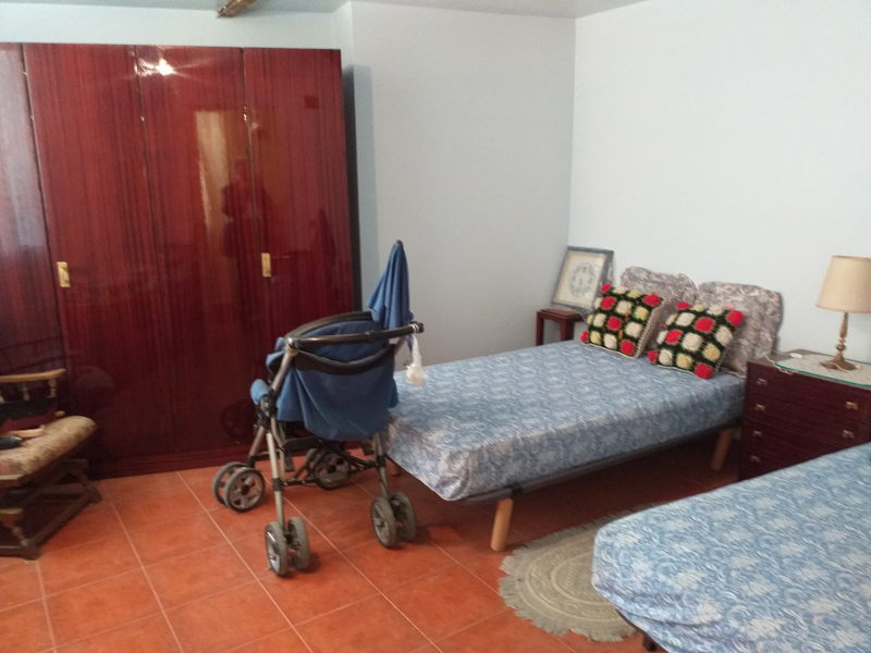 Oportunidad en Castromocho: Casa de 5 Habitaciones con Naves, Bodega y Patio Privado