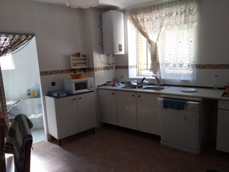 Oportunidad en Castromocho: Casa de 5 Habitaciones con Naves, Bodega y Patio Privado