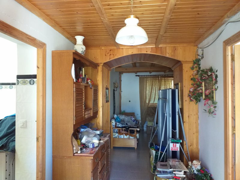 Oportunidad en Castromocho: Casa de 5 Habitaciones con Naves, Bodega y Patio Privado