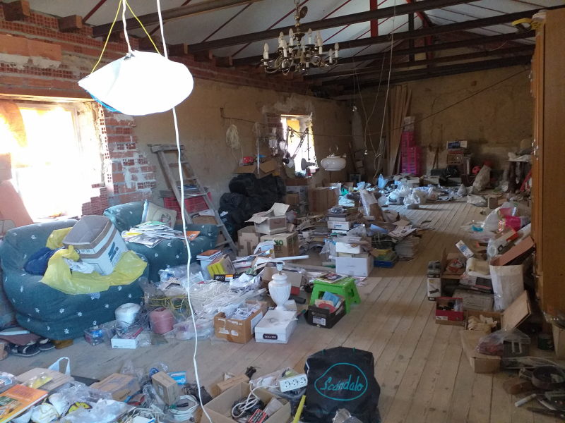Oportunidad en Castromocho: Casa de 5 Habitaciones con Naves, Bodega y Patio Privado