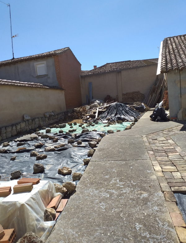 Oportunidad en Castromocho: Casa de 5 Habitaciones con Naves, Bodega y Patio Privado