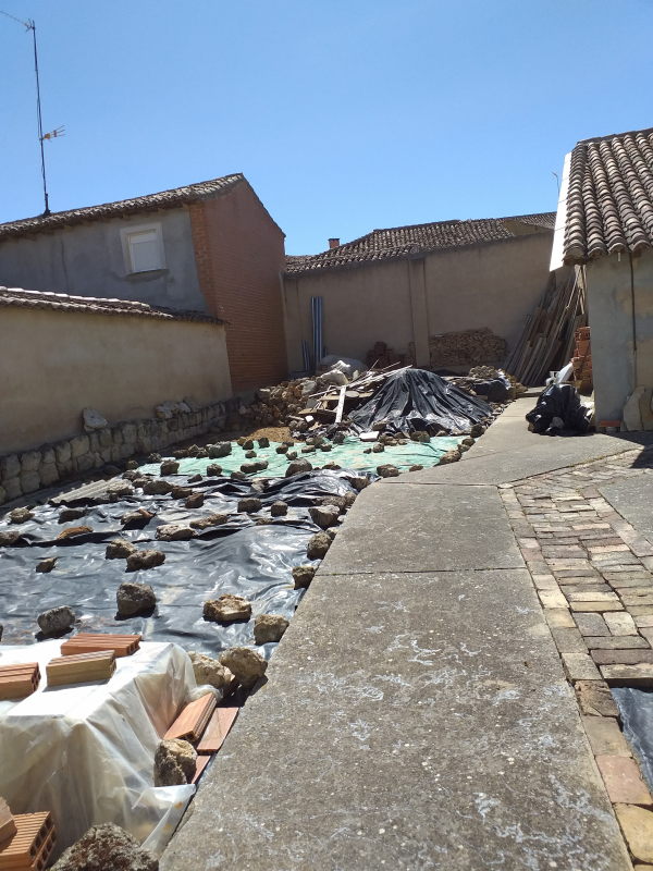 Oportunidad en Castromocho: Casa de 5 Habitaciones con Naves, Bodega y Patio Privado