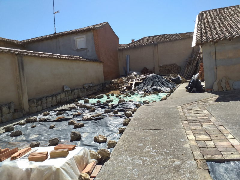 Oportunidad en Castromocho: Casa de 5 Habitaciones con Naves, Bodega y Patio Privado
