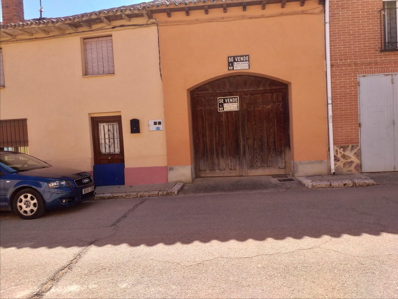 Oportunidad en Castromocho: Casa de 5 Habitaciones con Naves, Bodega y Patio Privado
