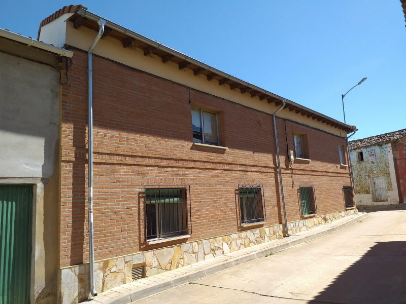 Oportunidad en Castromocho: Casa de 5 Habitaciones con Naves, Bodega y Patio Privado