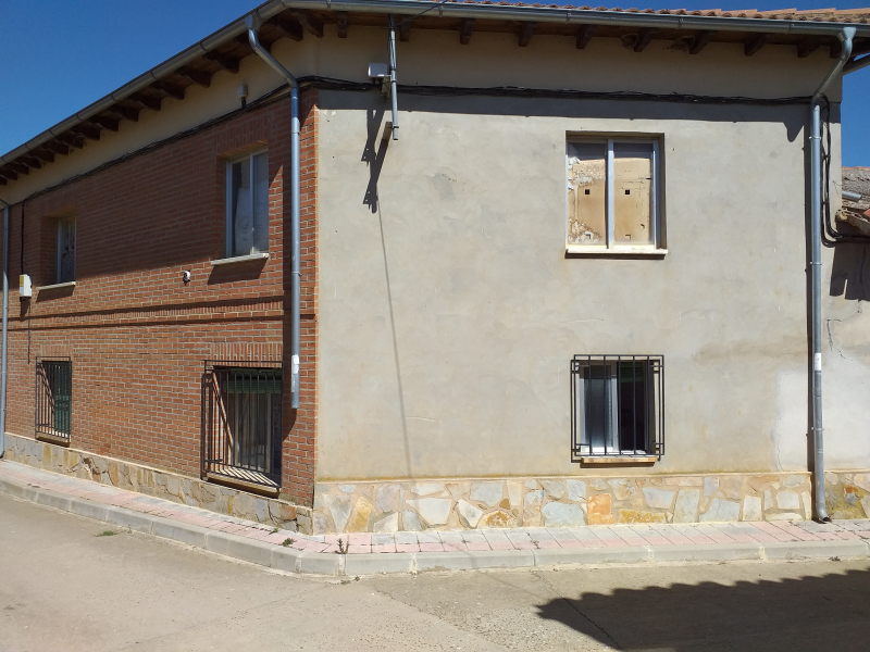 Oportunidad en Castromocho: Casa de 5 Habitaciones con Naves, Bodega y Patio Privado