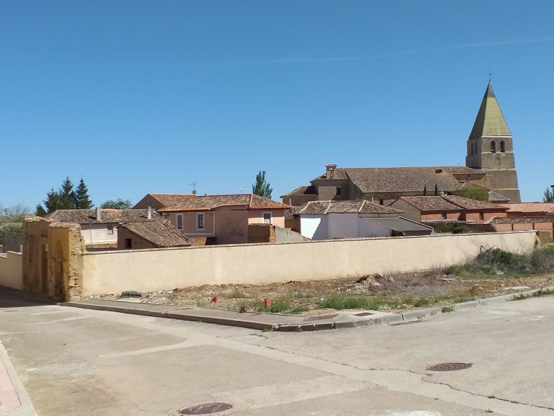 Oportunidad en Castromocho: Casa de 5 Habitaciones con Naves, Bodega y Patio Privado