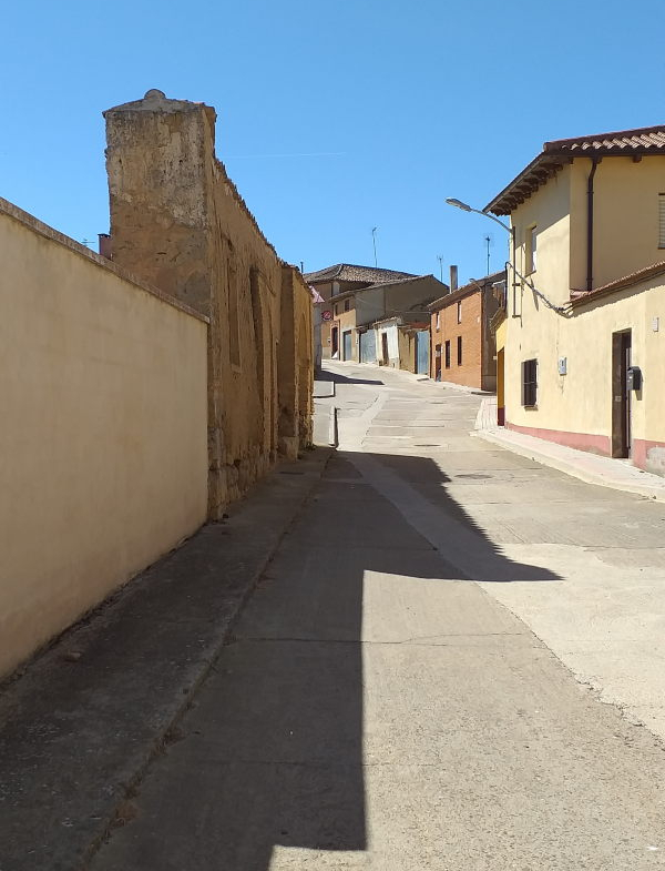 Oportunidad en Castromocho: Casa de 5 Habitaciones con Naves, Bodega y Patio Privado