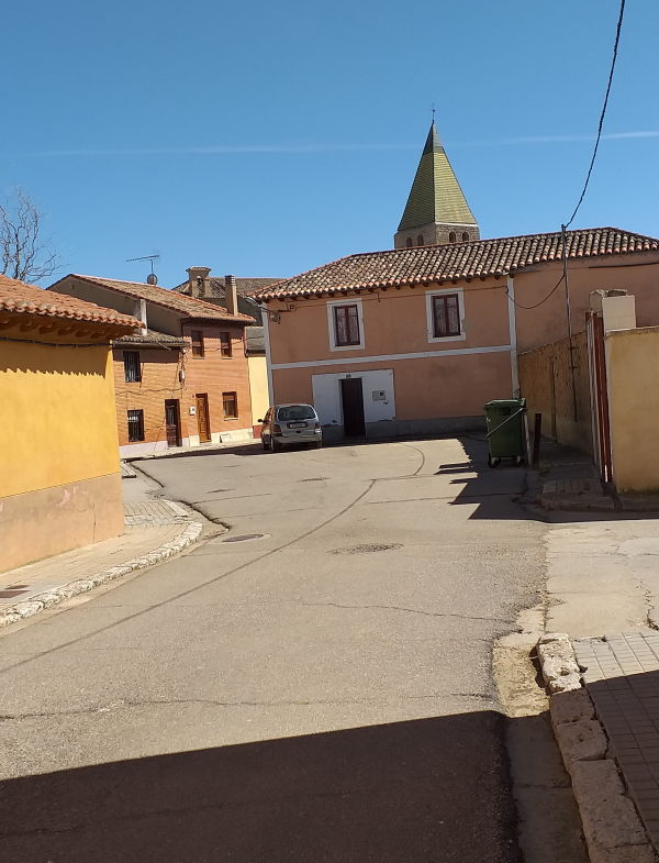 Oportunidad en Castromocho: Casa de 5 Habitaciones con Naves, Bodega y Patio Privado