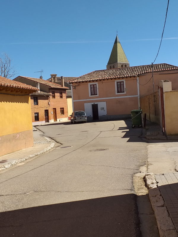 Oportunidad en Castromocho: Casa de 5 Habitaciones con Naves, Bodega y Patio Privado