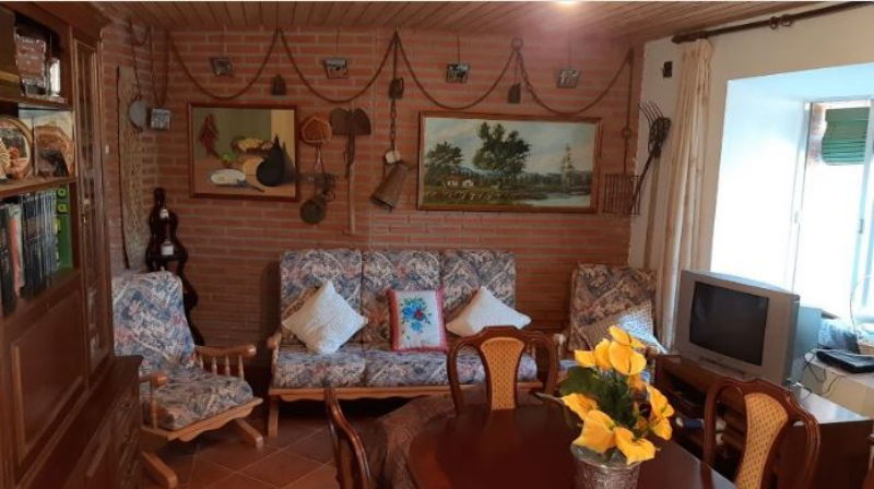 Oportunidad en Castromocho: Casa de 5 Habitaciones con Naves, Bodega y Patio Privado