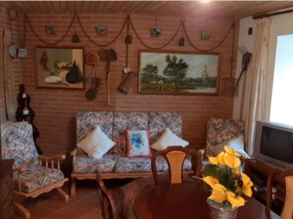 Oportunidad en Castromocho: Casa de 5 Habitaciones con Naves, Bodega y Patio Privado