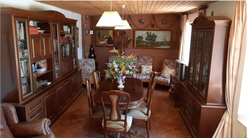 Oportunidad en Castromocho: Casa de 5 Habitaciones con Naves, Bodega y Patio Privado