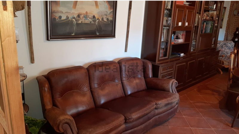 Oportunidad en Castromocho: Casa de 5 Habitaciones con Naves, Bodega y Patio Privado