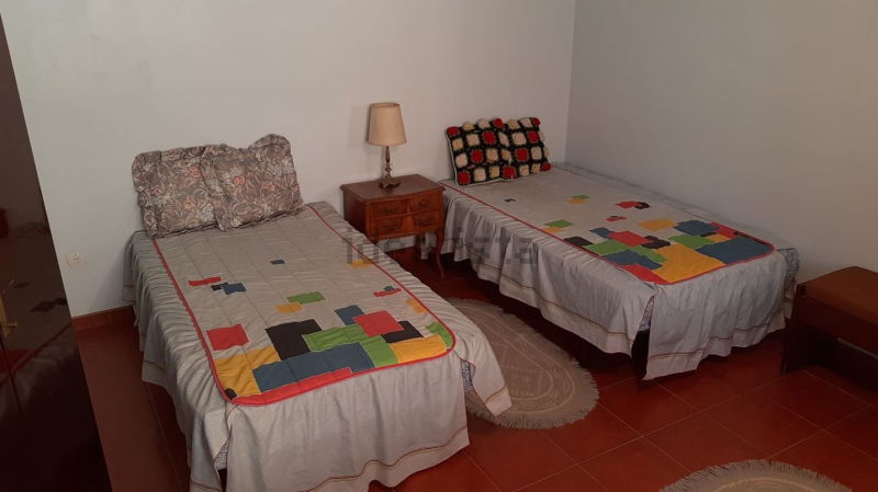 Oportunidad en Castromocho: Casa de 5 Habitaciones con Naves, Bodega y Patio Privado