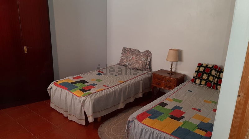 Oportunidad en Castromocho: Casa de 5 Habitaciones con Naves, Bodega y Patio Privado