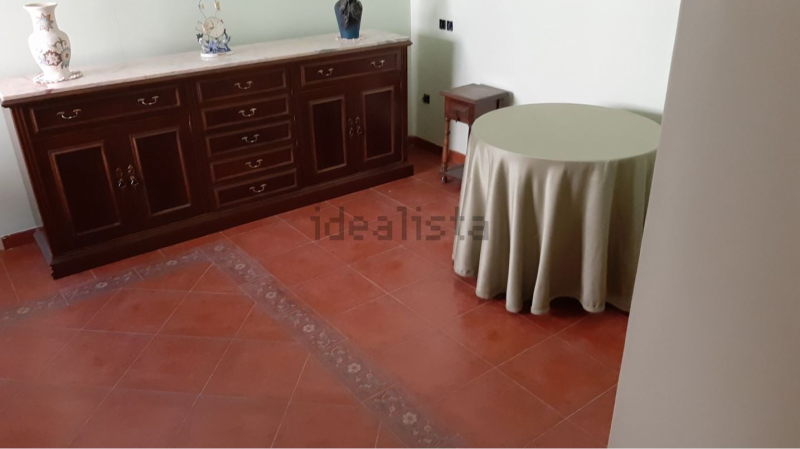Oportunidad en Castromocho: Casa de 5 Habitaciones con Naves, Bodega y Patio Privado