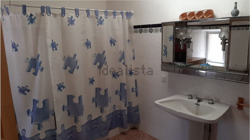Oportunidad en Castromocho: Casa de 5 Habitaciones con Naves, Bodega y Patio Privado