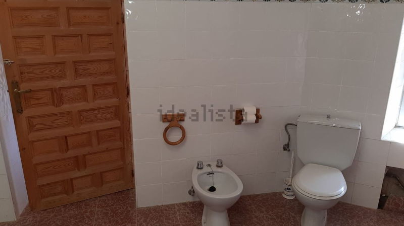 Oportunidad en Castromocho: Casa de 5 Habitaciones con Naves, Bodega y Patio Privado