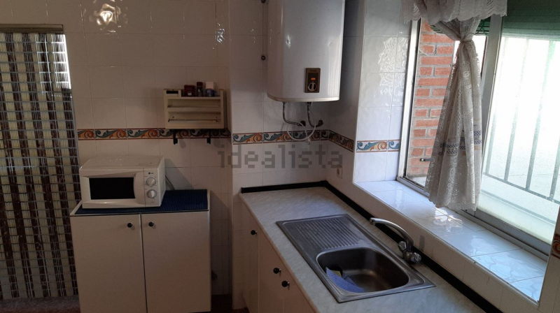 Oportunidad en Castromocho: Casa de 5 Habitaciones con Naves, Bodega y Patio Privado