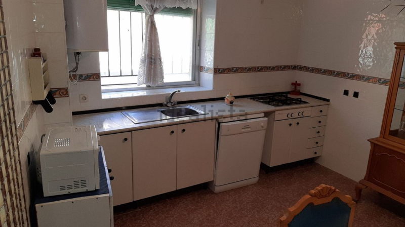 Oportunidad en Castromocho: Casa de 5 Habitaciones con Naves, Bodega y Patio Privado