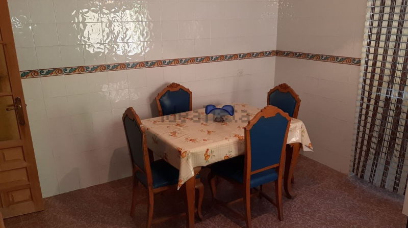 Oportunidad en Castromocho: Casa de 5 Habitaciones con Naves, Bodega y Patio Privado