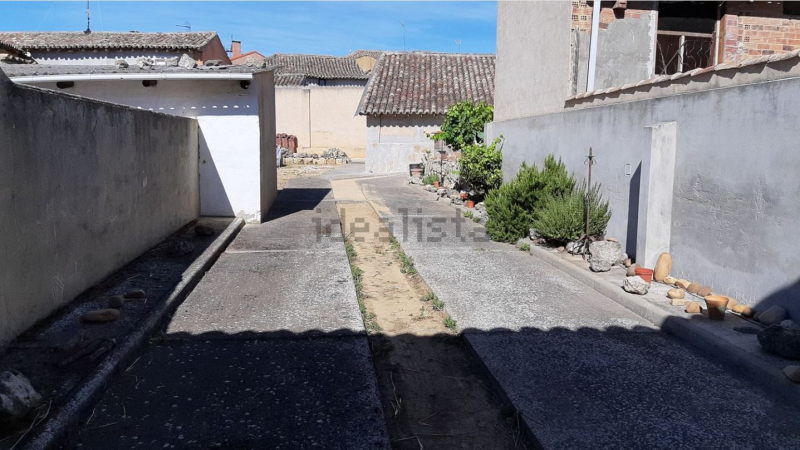 Oportunidad en Castromocho: Casa de 5 Habitaciones con Naves, Bodega y Patio Privado