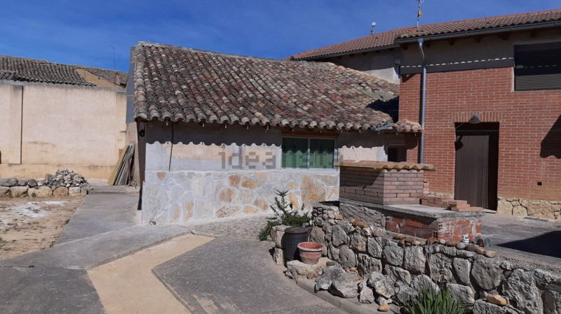 Oportunidad en Castromocho: Casa de 5 Habitaciones con Naves, Bodega y Patio Privado