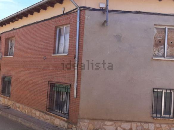Oportunidad en Castromocho: Casa de 5 Habitaciones con Naves, Bodega y Patio Privado