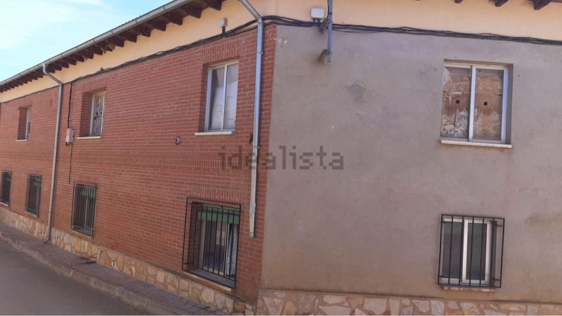 Oportunidad en Castromocho: Casa de 5 Habitaciones con Naves, Bodega y Patio Privado