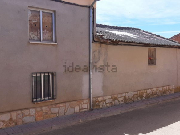 Oportunidad en Castromocho: Casa de 5 Habitaciones con Naves, Bodega y Patio Privado