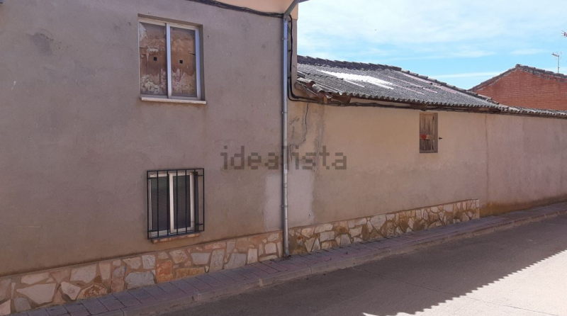 Oportunidad en Castromocho: Casa de 5 Habitaciones con Naves, Bodega y Patio Privado
