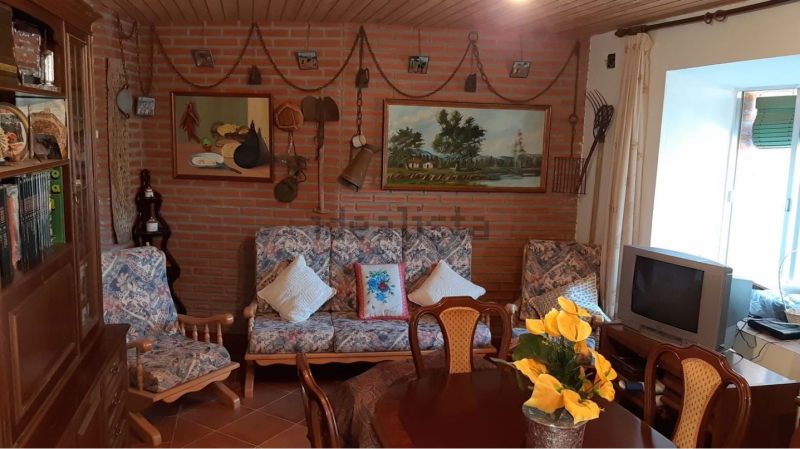 Oportunidad en Castromocho: Casa de 5 Habitaciones con Naves, Bodega y Patio Privado