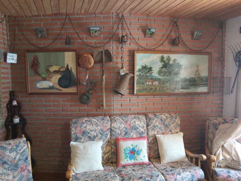 Oportunidad en Castromocho: Casa de 5 Habitaciones con Naves, Bodega y Patio Privado