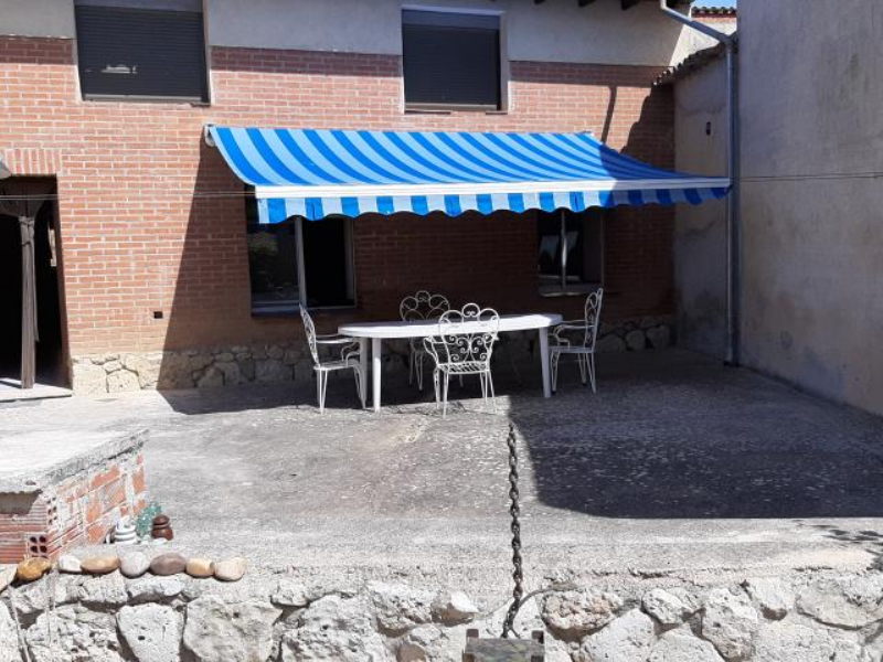 Oportunidad en Castromocho: Casa de 5 Habitaciones con Naves, Bodega y Patio Privado