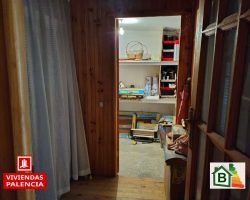 acceso-a-trastero-desde-zona-revestida-madera-en-palencia