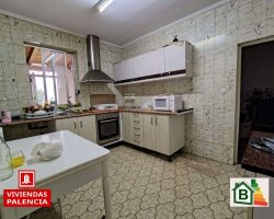 cocina-amueblada-equipada-vista-general-en-palencia